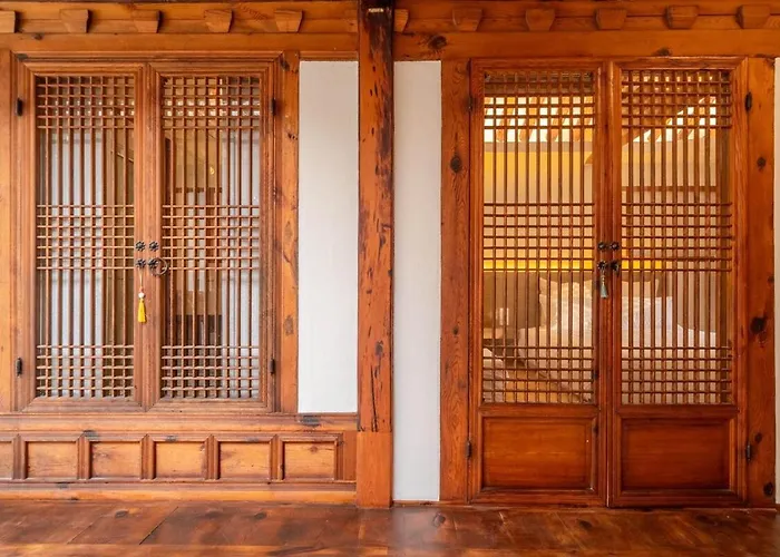 ヴィラ Entire Bukchon Hanok, 2 Connected Houses, Byeolha *
