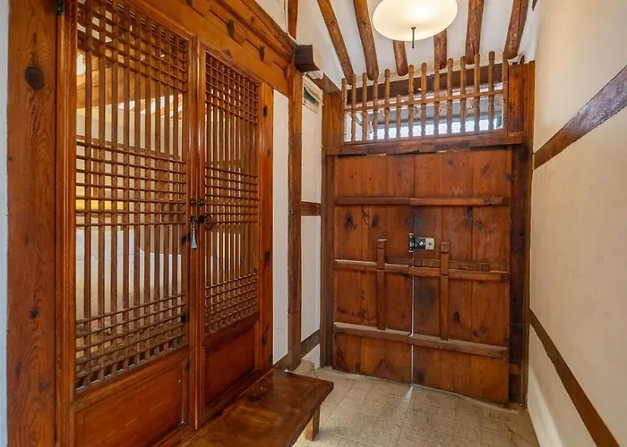 ヴィラ Entire Bukchon Hanok, 2 Connected Houses, Byeolha *