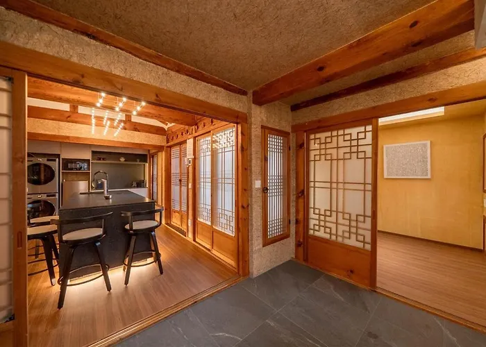 Entire Bukchon Hanok, 2 Connected Houses, Byeolha ヴィラ