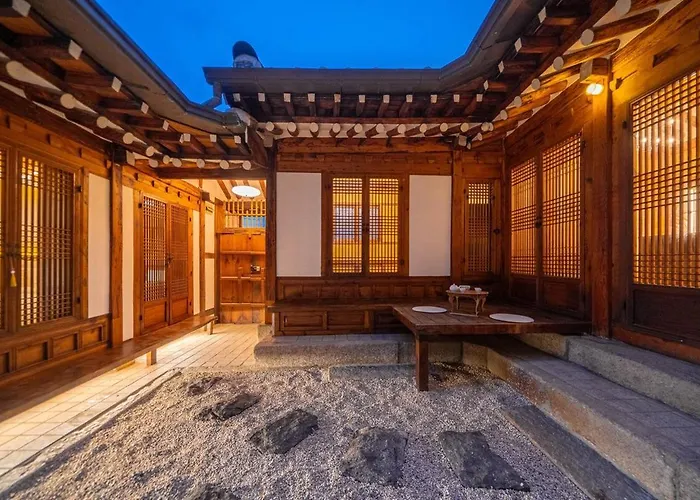 ヴィラ Entire Bukchon Hanok, 2 Connected Houses, Byeolha