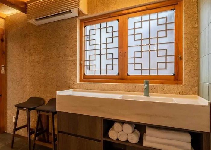 Entire Bukchon Hanok, 2 Connected Houses, Byeolha ヴィラ