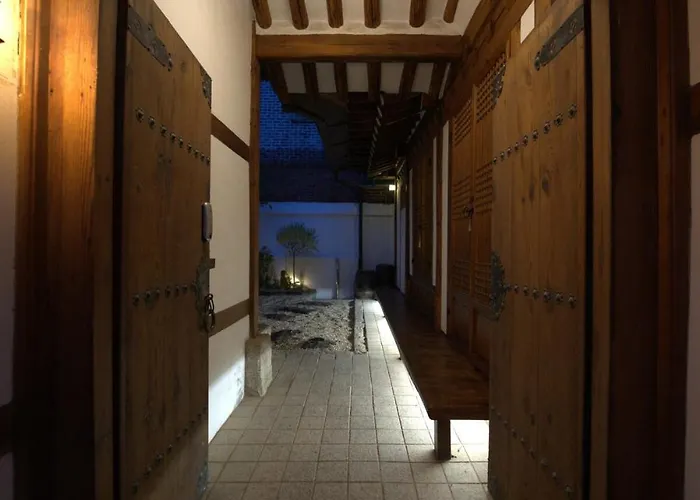 ヴィラ Entire Bukchon Hanok, 2 Connected Houses, Byeolha ソウル特別市