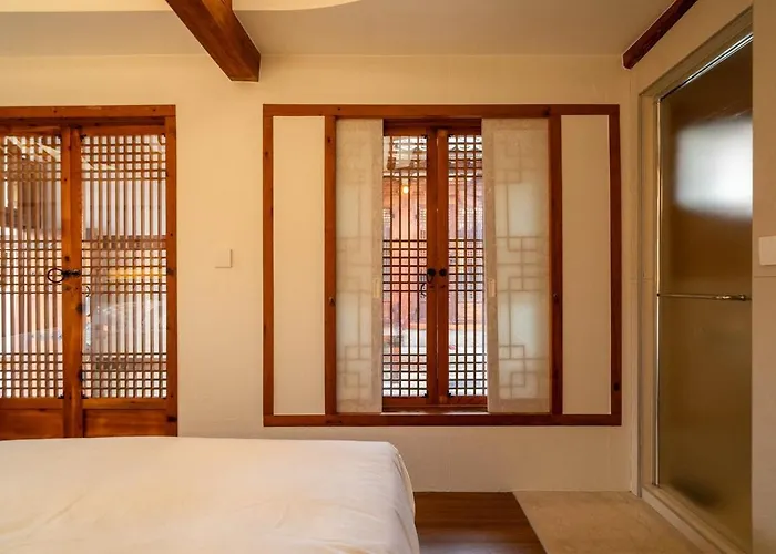 Entire Bukchon Hanok, 2 Connected Houses, Byeolha ヴィラ
