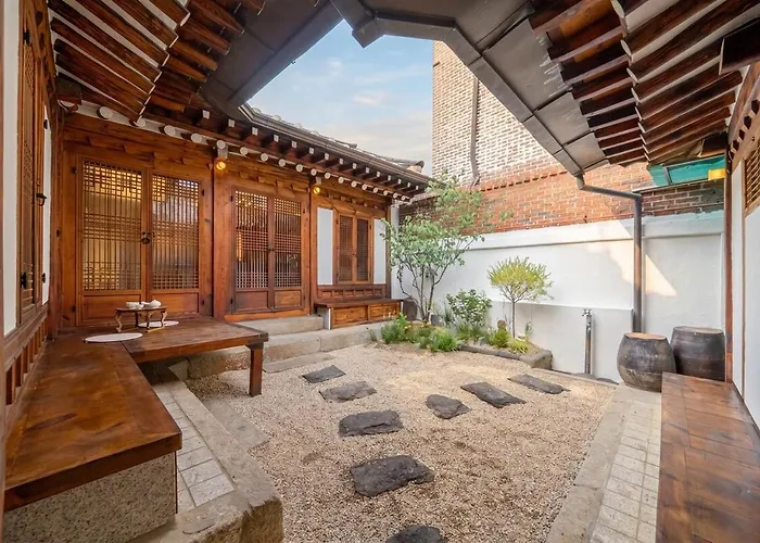 ヴィラ Entire Bukchon Hanok, 2 Connected Houses, Byeolha *